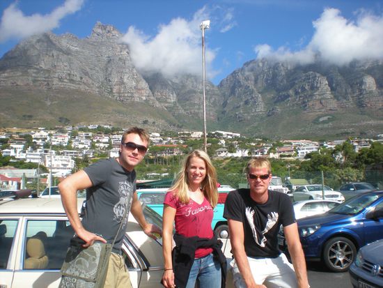 mit Stephan und Thomas in Camps Bay vorm Tafelberg