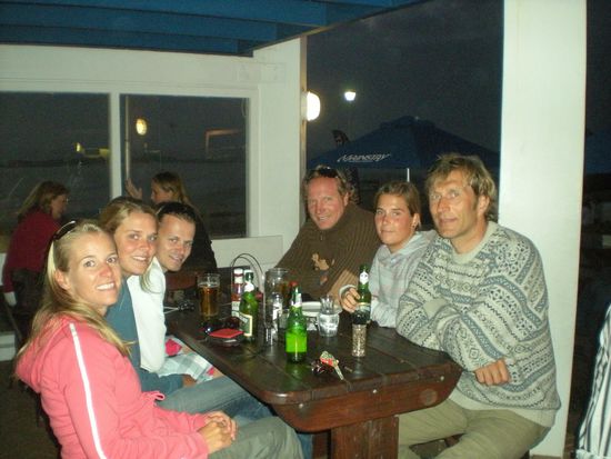 wieder mal zum Sonnenuntergang im Hotel Blue Peter, war aber schon ziemlich frisch an dem Abend!