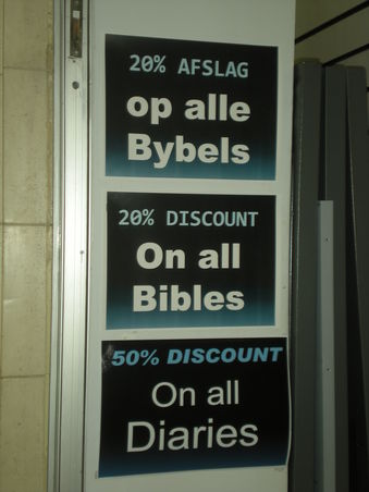 Schild an einer Buchhandlung: scheinbar werden Bibeln ausverkauft