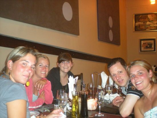 Vroni, ich, Janina Tobi und Heike beim Essen