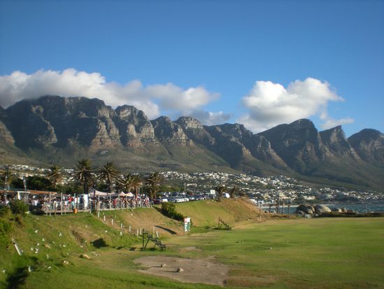 Die 12 Apostel-Berge und im Vordergrund der Club La Med, wo die Band gespielt hat... coole Kulisse, oder?