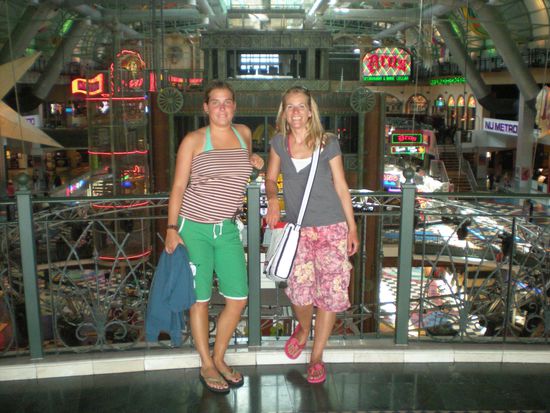 Vroni und ich in Canal Walk, der größten Shopping Meile rund um Kapstadt