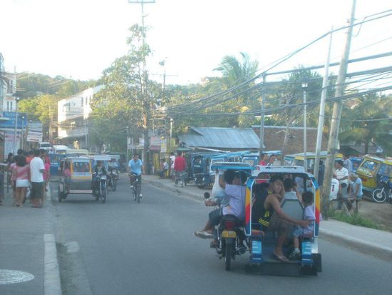 Die Hauptstraße in Boracay, das ist eigentlich ein typisches Straßenbild hier.