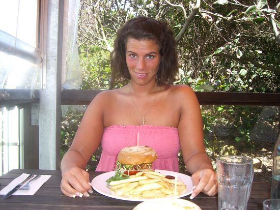 Na harter Arbeit am Strand.. Haben wir uns den Aussie Burger verdient! 
Ja Aless du musst das alles brav aufessen...Sonst schneit morgen nicht die Sonne..