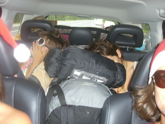 Was wir von unseren beiden hitchhicker girls aus der schoenen Schweitz nicht gerade behaupten koenen.. Die sind ins Auto gestiegen und haben die ganz Fahrt gepennt..