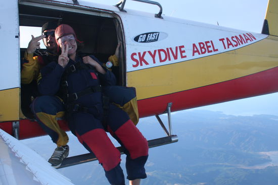 Zack und da waren wir dann schon auf 13.000 feet...Und da ich mich dann mit dem Mike aus dem Flugzeug gestuerzt.. 
Abel Tasman Skydive(www.skydive.co.nz)
Boah war das ein Tag! Erst Kayak, dann hiken und dann noch meinen Skydive.. Sweet As... Und das alles in einer der schoensten Kulissen NZ.. Abel Tasman... 
So das war er nun der erste Teil meines NZ-Berichts... Aber der zweite Teil folgt geschwindt.. Versprochen! Habe einfach zuviel erlebt &amp; Fotos gemacht in diesen 3 Wochen, das ich den Bericht echt splitten musste.... Freut euch schon auf die neuen Fotos....