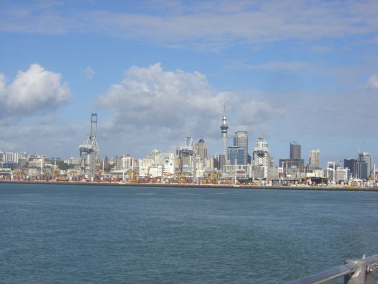 Skyline - Auckland... Aussicht von der Faehre in Richtung...