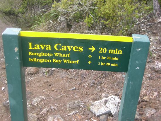 Auf dem Weg nach unten.. Runter musste ich ja auch wieder...Leider! Bin ich dann bei den Lava Caves vorbei gekommen...Und hier war keine Menschenseele unterwegs... Soll ich da wirklich runter?