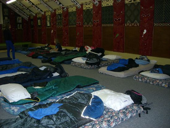 Besuch bei den Maoris... Unsere Uebernachtung im Maori Marae.. Wie im Schlafsaal.. 