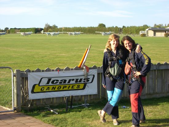 Und das naechste Special an diesem Tag.. Skydive.... Claudi! Gleich geht's looooossss..... 