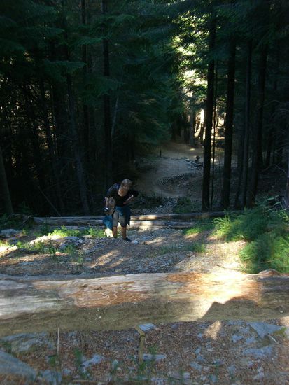 Am naechsten Morgen ging es dann fuer Claudi und mich hoch hinaus... Wir sind 1 Stunde diesen verdammten Berg hoch gelaufen... Steil wie man sieht..