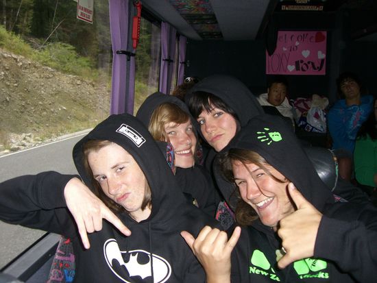 Girl's wanna have fun at the bus  Mit unseren neuen Hoddies..