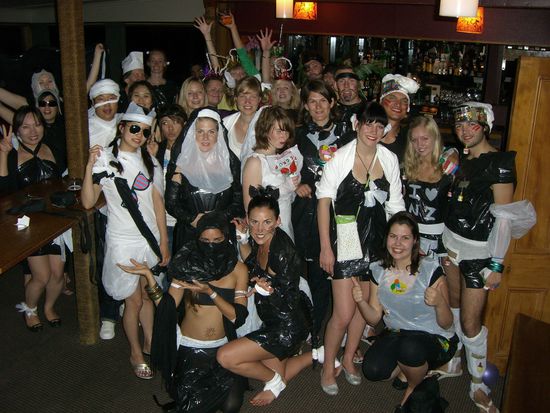 Garbage Bag Party.. Was man so alles aus Muelltuetten machen kann.. Lustiger Abend..