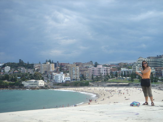Hinter mir seht ihr den schoenen Coogee Beach..