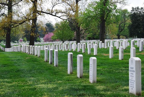 Arlington N. Cemetery:
Wohl der bekannteste Friedhof der City. Hier haben einige der großen Persönlichkeiten der USA ihre letzte Ruhe gefunden. Dazu gehören Politiker und Staatsmänner ebenso wie 240'000 Soldaten und Nationalhelden. Auch Astronauten der "NASA" sind hier beigesetzt. Weiter das Grab vom einstigen US Präsidenten John F. Kennedy und seiner Frau Jacqueline Kennedy Onassis. Der Friedhof besitzt gigantische Ausmaße und liegt direkt am "Potomac River".