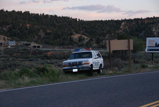 Plastikpolizist...
Nur eine Pupe ist im Auto!