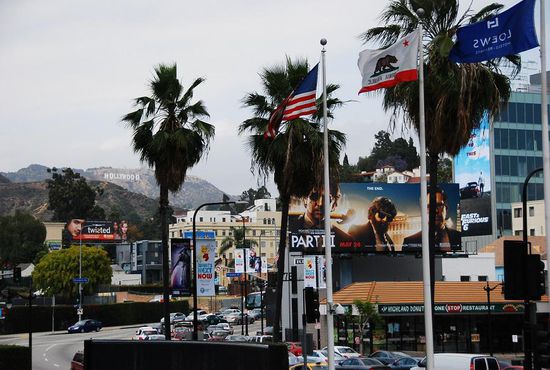 Im Hintergrund die Hollywood Schrift