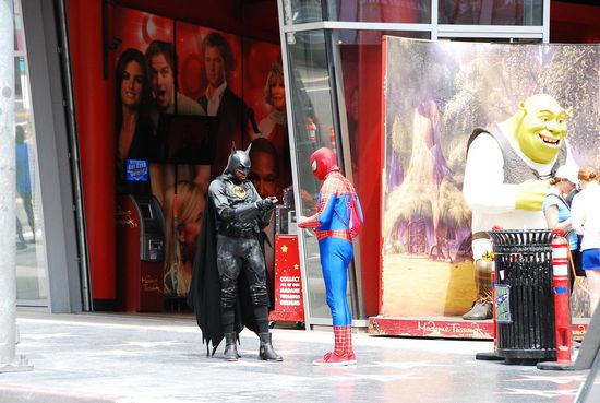 Batman vs. Spiderman am Hollywood Blvd
