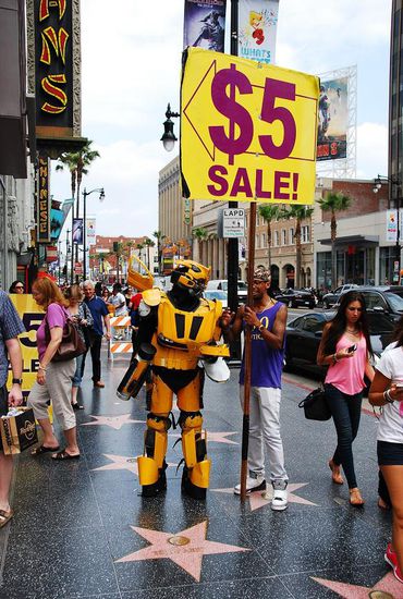 Mobile Werbetafeln und Film Figuren