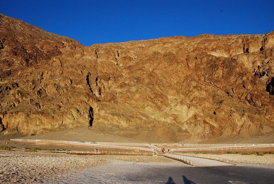 In der Mitte des Bildes die Markierung des Meeresspiegels