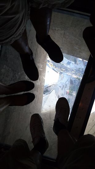 Auf dem Glas Boden im CN Tower
