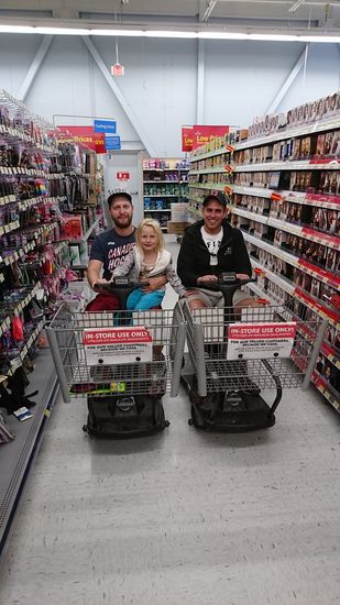 Zu faul zum laufen 
Einkaufswagenrennen im Walmart