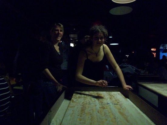 beim Shuffleboard spielen