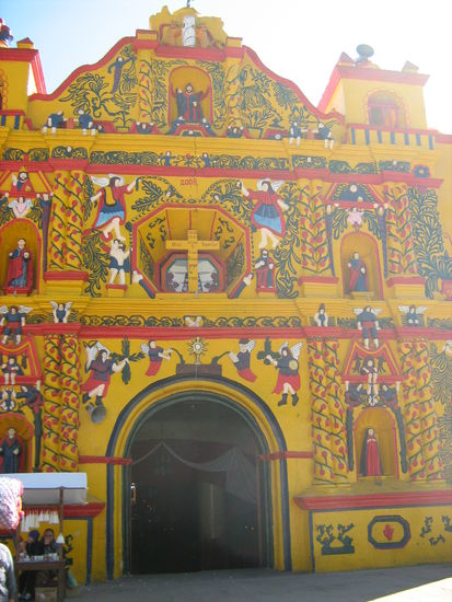 "psychedelische Kirche" von San Andrès, ein naheliegendes Dorf