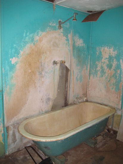 die schlechte Dusche...
In diese Badewanne haette eigentlich eine Leiche reingehoert.