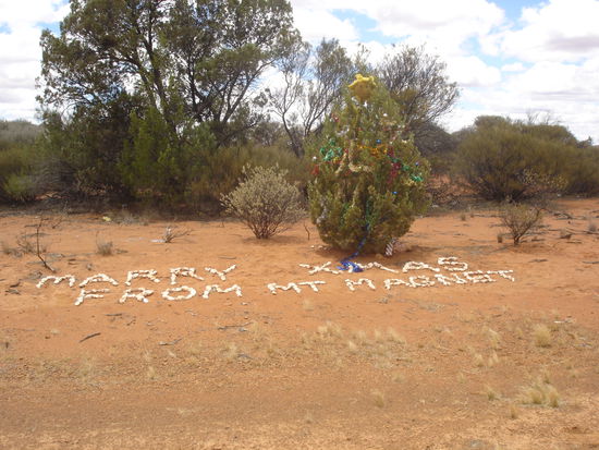 "MARRY XMAS FROM MT MAGNET"...wuenscht uns die Mienenstadt Mount Magnet (liegt in der Naehe unserer Farm). Mitten im Outback ein geschmueckter Tannenbaum - es war noch nicht mal Dezember!!!!