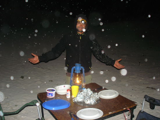 Gegen Abend war es dann ploetzlich nicht mehr so schoen an unserem Plaetzchen.
Wir sind mitten in einen kleinen Sandsturm geraten...
Was hier so aussieht wie Schnee, sind fiese Sandkoerner, welche in kuerzester Zeit ueberall eindringen und alles mit einer sandigen Schicht bedecken.