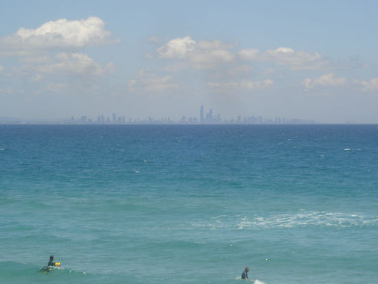 Wir liegen am Strand und schauen auf die Skyline von Brisbane, die ganz klein am Horizont zu erkennen ist. Brisbane liegt von unserem jetztigen Ort ca. 80 km weit weg. Nun muessen wir nur noch eine Entscheidung bezueglich der Silvesterparty treffen...hi hi...