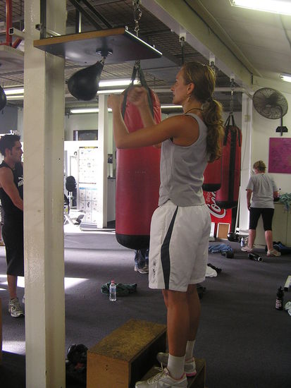 Boxing-Power-Circle in einem Boxstudio in Fremantle.
Wie in der Schule...Linienlaeufe vor der Tuer, Sit-ups, Punchingball, fighten im Ring und anschliessend gemeinsames Dehnen...