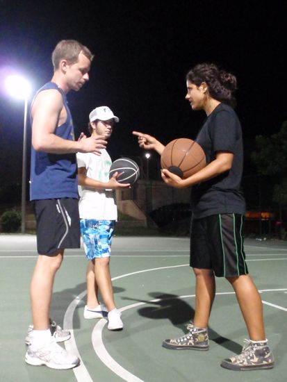 Mitternachtsbasketball in Sydney!
Es sieht ganz so aus, als haetten sich Christian und David mit der Tamara angelegt...