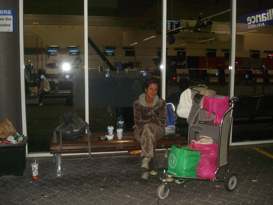 Wie die Zigeuner...!
Morgens um 6.00 Uhr am Flughafen in Perth!
Noch eine Stunde bis zum Abflug!!