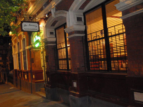 Unser huebsches Hostel "The Nunnery" - eine alte Klosterschule zum wohlfuehlen. Wir schliefen in einem 12-Bett-Zimmer. Fuer Tammy und mich normal, fuer Chris ein Abenteuer wie in alten Zeiten bei der Bundeswehr. hi hi