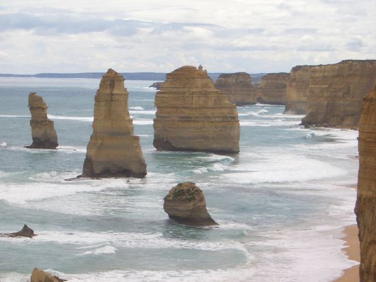 Hier sind sie nun, die "ZWOELF APOSTEL"
Vorne in der linken Ecke sieht man noch die Ueberreste von zwei weiteren Aposteln.