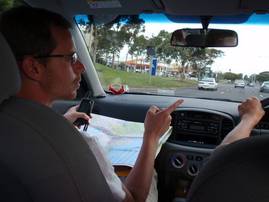 Christian zeigt uns wo's lang geht!!!
Man beachte das GPS-Geraet in seiner Linken!!!
Wer weiss, wo wir ohne Christian und sein GPS-Geraet gelandet waeren !
Ganz bestimmt haetten wir es NIE nach Cairns geschafft!