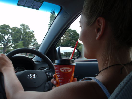 Sophie am Steuer...unser Cafe Latte war auch immer dabei!