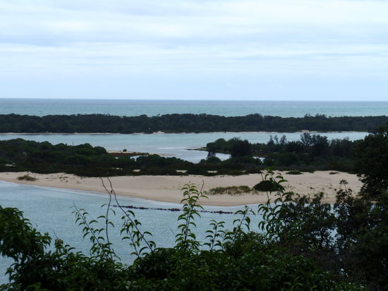 Einer der schoensten Orte auf dem Weg von Melbourne nach Sydney:
Lakes Entrance.
Dort verbinden sich die beiden grossen Binnenseen Lake King und Lake Wellington mit dem Meer.
Traumhaft anzuschauen.