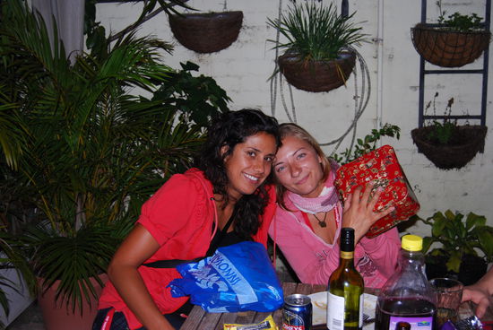 Bescherrung!!!!
Der Liebe Christian hat uns die Geschenke aus Berlin mitgebracht - und er hat uns tatsaechlich bis zum 24. zappeln lassen!!!