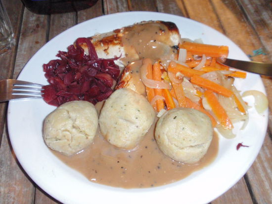 ...bei selbstgemachten Knoedeln mit Rotkohl und Truthanbrust!