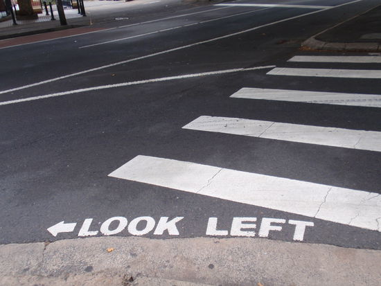 Wie ihr ja wisst herrscht hier LINKSVERKEHR!!!!
Und weil das nicht so einfach ist - gibt's in Sydney kleine Gedenkstuetzen an den Strassen!