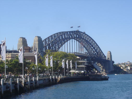Die Sydney Harbour Bridge. Der Bau dieser Stahlbruecke dauerte 11 Jahre, von 1923- 1932. Mit 1149 m ist sie die weltweit laengste Bruecke. Mit ihrer Laenge hat sie es ins Guinnessbuch der Rekorde geschafft.