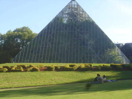 "Sex + Death" steht da. Mensch da haben wir auch ganz schoen lange geraetselt worauf sich das bezieht. 
Es bezieht sich auf die Orchideen-Show im Botanischen Garten.