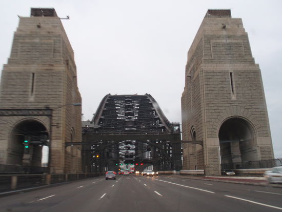 Ab durch die Mitte!
Wir verlassen Sydney ueber die beruehmte Bruecke!