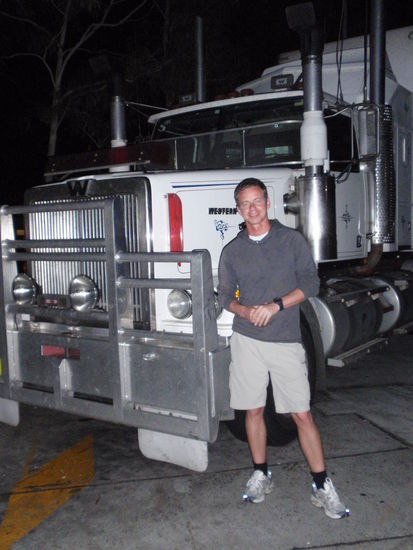 Bei unserem naechtlichen Abenteuer, waren diese Oversize Trucks unsere staendigen Begleiter.