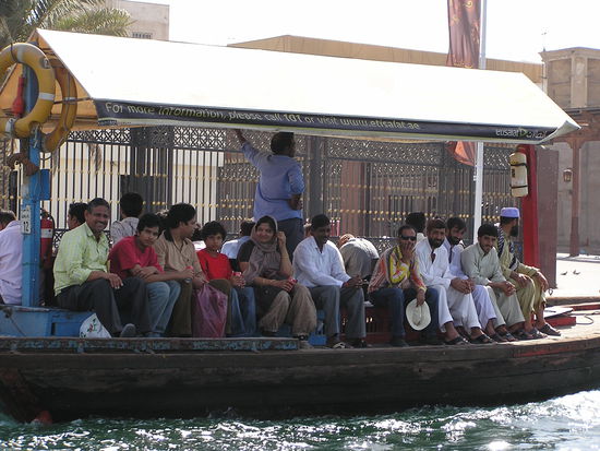 Eine kleine Bootsfahrt zum Bazar auf dem Dubai Creek