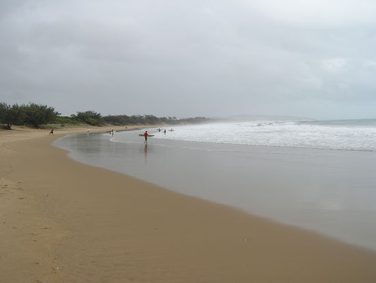 Frueh am Morgen sind die Straende Australiens, wo auch immer wir waren, sehr belebt. Vor der Arbeit eben mal schnell nen bisschen surfen ist voellig normal!