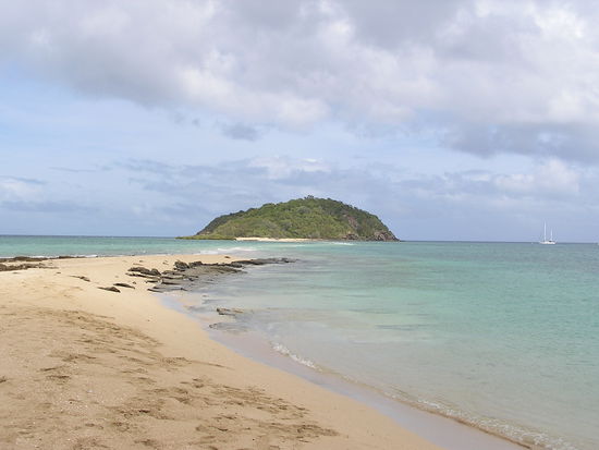Hier haben wir schnorchelnd darauf gewartet, dass die Sandbank zu einem Pfad wird, um auf die gruene Insel zu kommen.